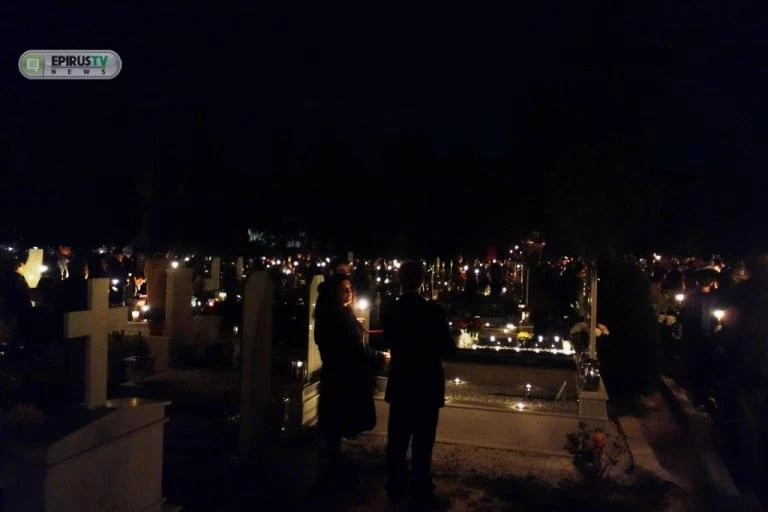 Ιωάννινα: Η περιφορά του Επιταφίου μέσα στο νεκροταφείο (βίντεο)